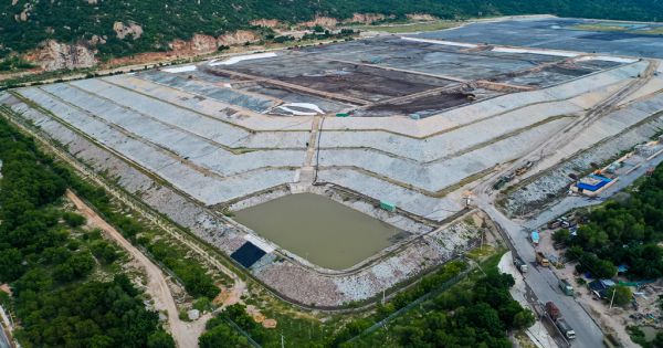 Người dân quanh nhiệt điện Vĩnh Tân khốn khổ vì tro bụi