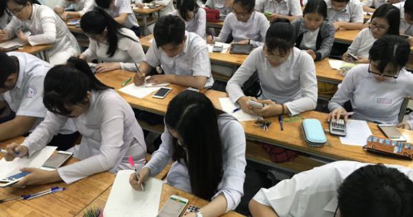 Học sinh làm bài kiểm tra bằng điện thoại: Lạ và lo!