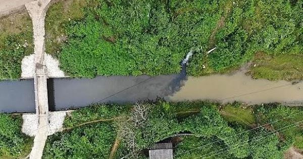 Bắt 2 nghi phạm đổ dầu thải ra nguồn nước sông Đà