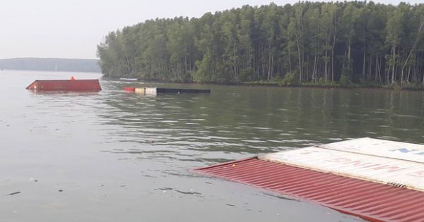 Chìm tàu hàng 8.000 tấn ở Cần Giờ, nhiều người rơi xuống sông