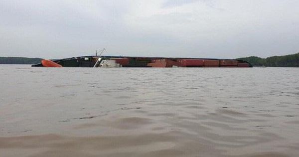 Bộ trưởng GTVT chỉ đạo nóng tại hiện trường tàu chìm trên sông Lòng Tàu