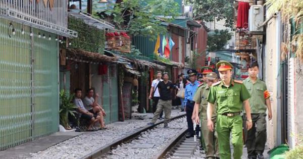 Hà Nội kiểm tra, không để phố cà phê đường tàu tái hoạt động