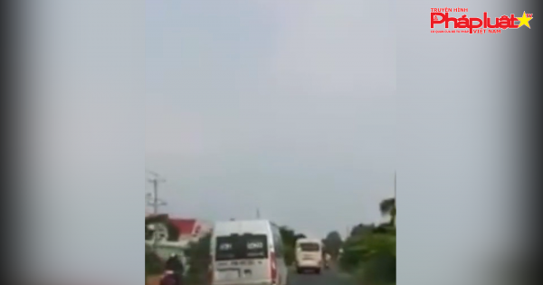 Ô tô 16 chỗ lấn làn, ép xe khách gây phẫn nộ: Điều tra để xử lý nghiêm