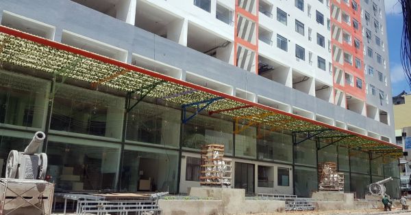 Chung cư 40 tầng chưa xây xong thản nhiên cho hàng trăm hộ dân vào ở