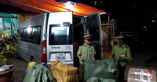 Thu giữ hàng trăm sản phẩm ví cầm tay, túi xách nữ 