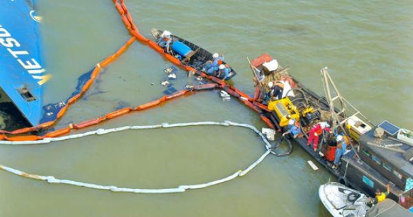 Thu gom 130 tấn dầu từ vụ chìm tàu trên sông Lòng Tàu
