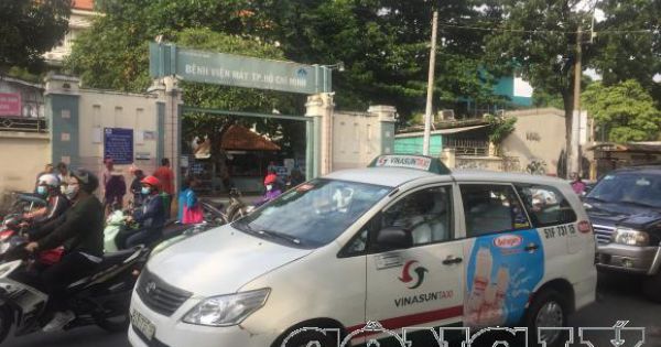 TPHCM: Xe biển xanh, biển trắng ngang nhiên đỗ trên vỉa hè tại Phường 7, Quận 3