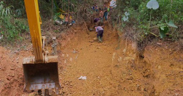 Một tuần đào đất, vét suối xử lí ô nhiễm dầu