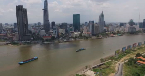 Bọt 'lạ' xả ồ ạt ra sông Sài Gòn