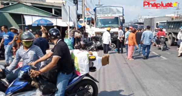 Ôtô tải tông 7 xe máy dừng đèn đỏ, 11 người bị thương