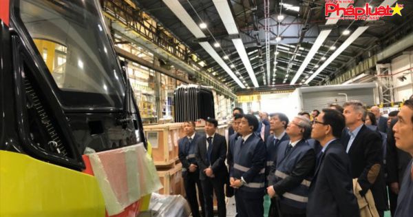 Lộ diện đoàn tàu đầu tiên của tuyến Metro số 3 Nhổn-Ga Hà Nội