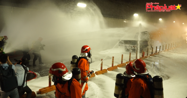 Phong tỏa hầm Thủ Thiêm, hơn trăm người diễn tập chữa cháy và cứu nạn