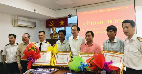 UBND TP.HCM thưởng nóng cho nhóm cứu hộ vụ chìm tàu trên sông Lòng Tàu