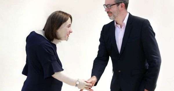 Búp bê mô phỏng hình dáng dân văn phòng sau 20 năm làm việc