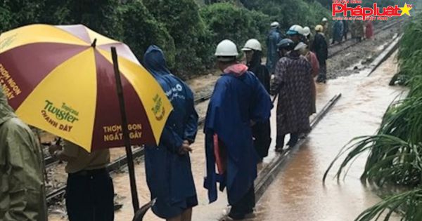 Gần 500 khách đi tàu kẹt tại Bình Định vì bão