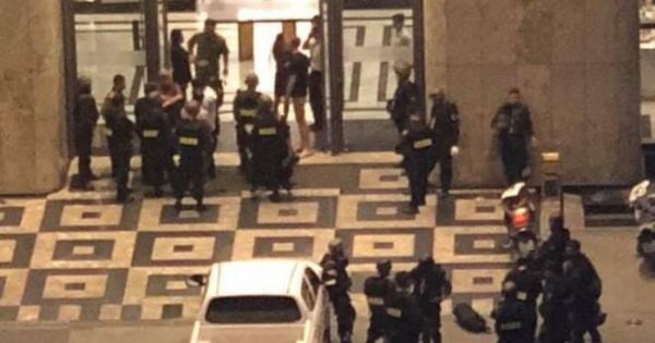 TP.HCM: Khống chế nam thanh niên chém người bị thương trong tòa Landmark 81 tầng