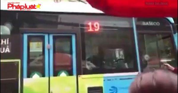 Hai Tài Xế Xe Buýt Và Grap Chốt Cửa, Ẩu Đả Ngay Trên Xe Buýt Sau Va Chạm Giao Thông