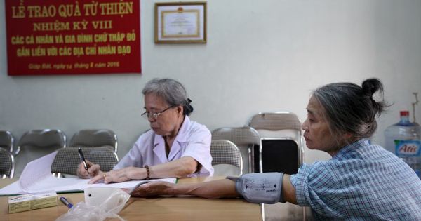 Bác sĩ lấy lương hưu mở phòng khám miễn phí