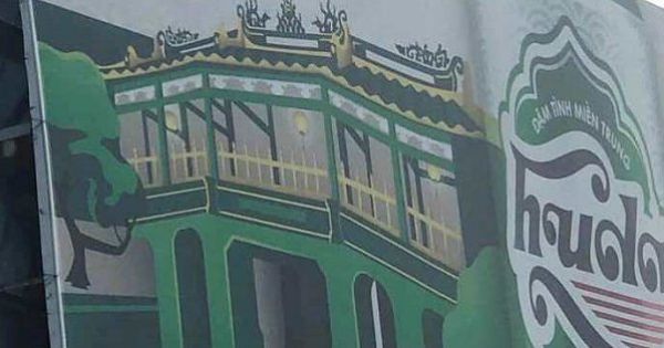 Tháo 2 pano quảng cáo có hình lon bia chèn lên biểu tượng Chùa Cầu gây phản cảm