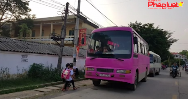 Lo ngại khi học sinh đến trường trên những chuyến “xe dù”