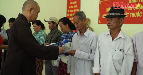 Khám bệnh, phát thuốc miễn phí và trao 200 suất quà hỗ trợ người dân có hoàn cảnh khó khăn tại ấp Bình Lợi, Xã Bình Khánh, H. Cần Giờ.