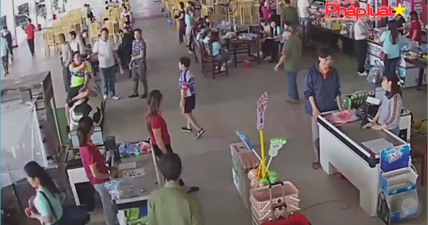 Thái Nguyên: Con trai lấy đồ không trả tiền, bố đánh nhân viên- kiểu hành xử côn đồ vô pháp