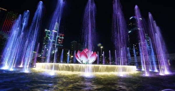 TPHCM: Phố đi bộ Nguyễn Huệ trình diễn nhạc nước hàng đêm