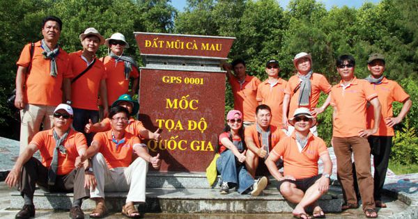 Phẫn nộ du khách chụp hình phản cảm trên Cột mốc tọa độ Quốc gia