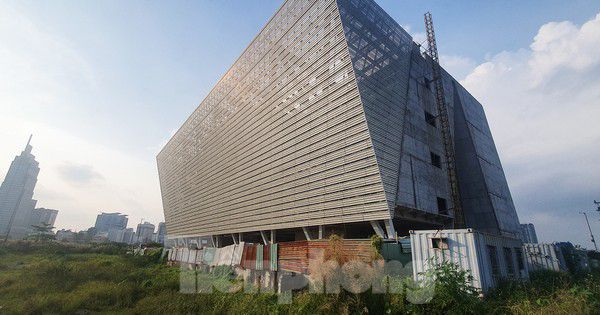 Cận cảnh tòa nhà triển lãm 800 tỷ xây dựng dang dở ở Thủ Thiêm