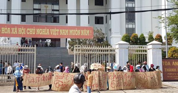 Hàng trăm người gây náo loạn tại TAND TP.Đà Nẵng