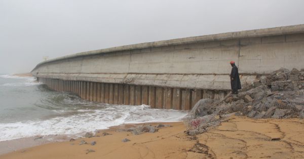 Triều cường uy hiếp kè biển bảo vệ Cảng hàng không Tuy Hòa