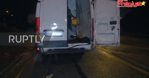 Tây Ban Nha: Xe chở người di cư đâm vào cửa khẩu biên giới