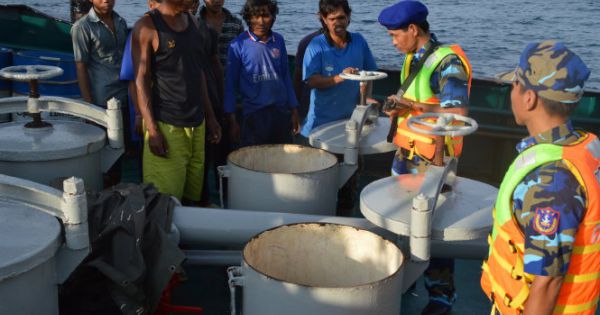 Cảnh sát biển bắt 3 tàu sang mạn dầu trái phép