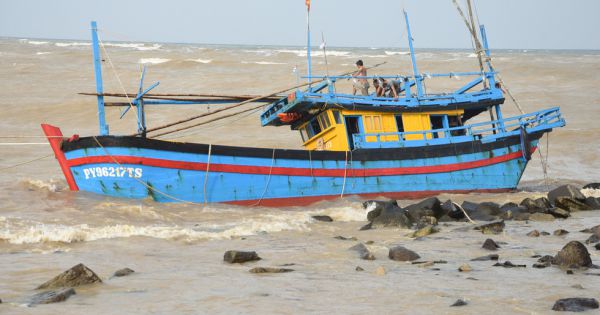 Tàu gần 5.000 tấn bị phá nước do mắc cạn trên vùng biển Mỹ Tho