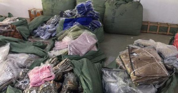 Đột kích cơ sở kinh doanh cắt mác Trung Quốc thành hàng hiệu Dior, Chanel... ở Hà Nội