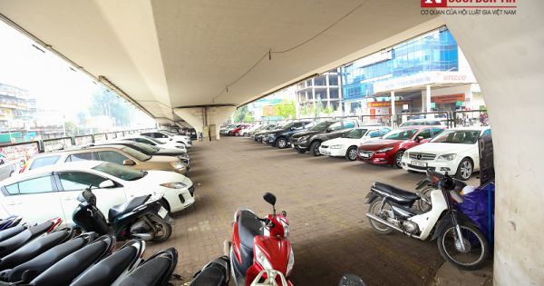 Bất chấp lệnh cấm, Hà Nội vẫn trông giữ xe dưới gầm cầu