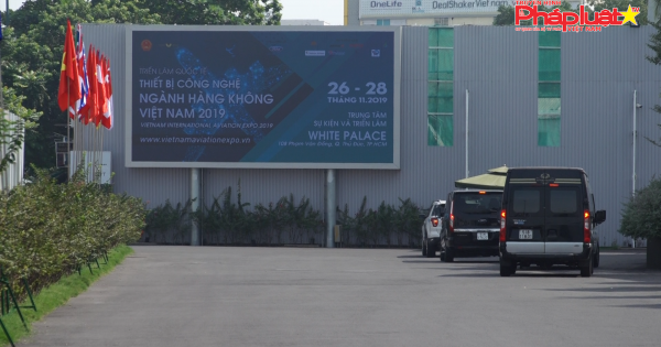 Lần đầu tiên tổ chức triển lãm quốc tế về ngành hàng không.