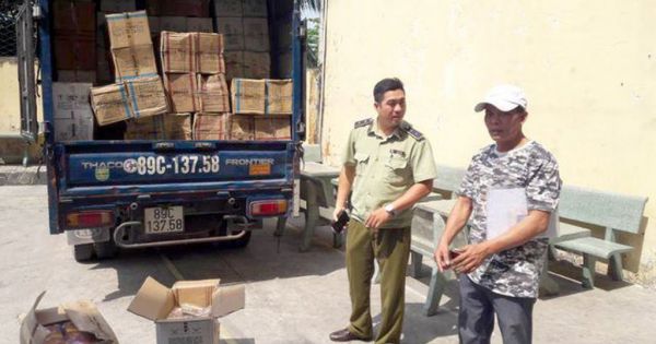 TPHCM: Bắt xe tải chở gần 1 tấn bánh Trung Quốc nhập lậu bán cho học sinh