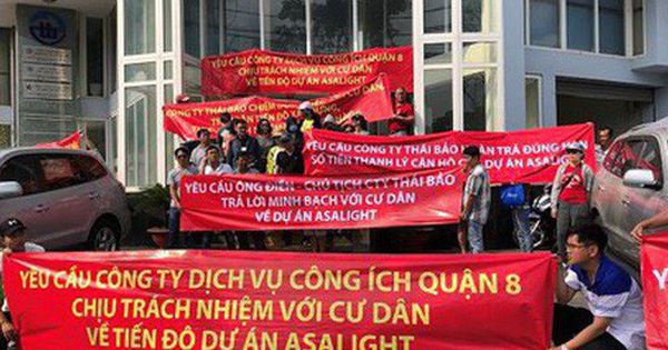 TP. HCM: Hàng trăm người dân kéo đến trước dự án Asa Light căng băng rôn đòi nhà