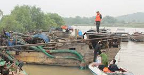 Bắt giữ 5 phương tiện vận chuyển cát trái phép trên sông Đồng Nai