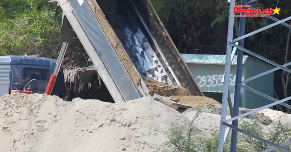 Bất chấp lệnh cấm, bãi tập kết cát vẫn ngang nhiên hoạt động ở Đà Nẵng