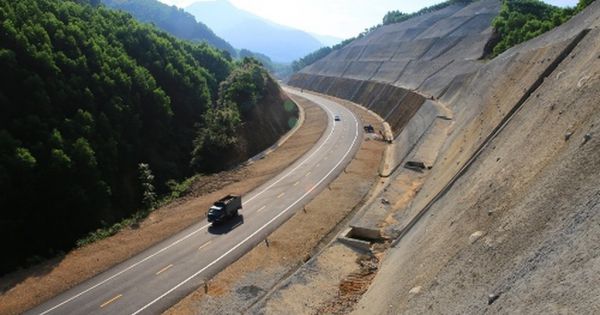 Ôtô 'đi lậu' trên cao tốc chưa thông xe