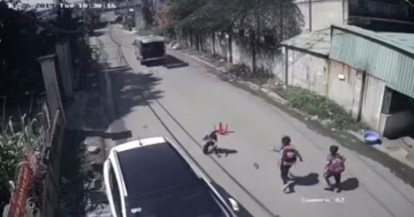 Yêu cầu báo cáo vụ xe đưa đón làm rơi 3 học sinh xuống đường