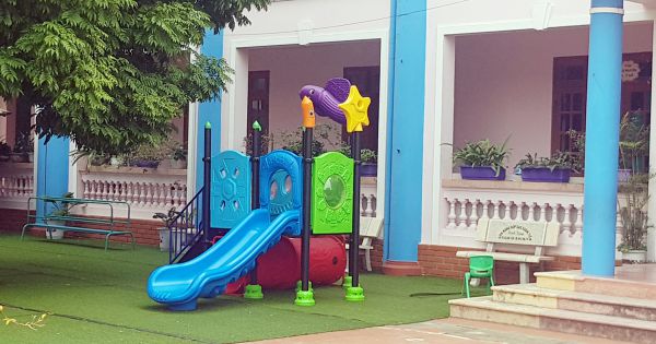 Bé trai 3 tuổi tử vong vì mắc kẹt khi chơi cầu trượt trong trường
