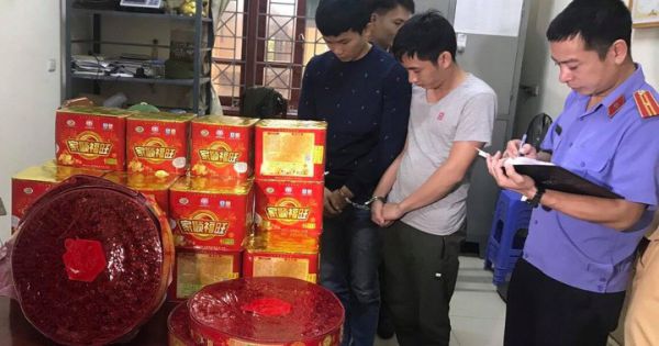 Kiểm tra xe 7 chỗ, phát hiện 15 thùng các tông chất đầy pháo nổ