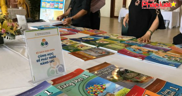 Tất cả các trường phải mua 32 đầu SGK mà Bộ GD-ĐT đã công bố