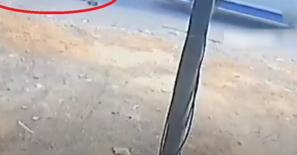 Đồng Nai: Xe đưa rước lại tiếp tục làm 2 học sinh rơi xuống đường