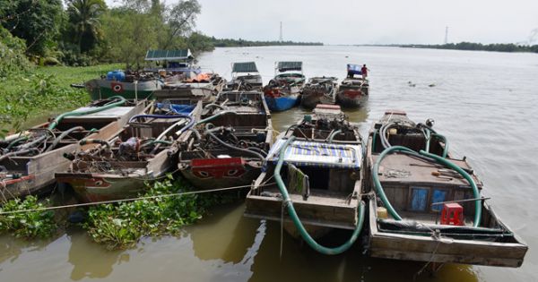 Bến Tre: Công an Chợ Lách bắt nhiều ghe khai thác cát lậu