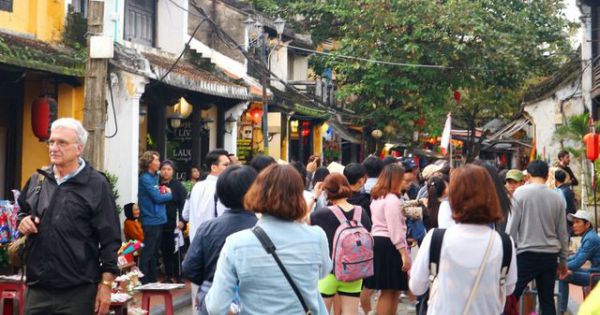 Du khách nườm nượp đổ về Hội An nhân kỷ niệm 20 năm Di sản thế giới