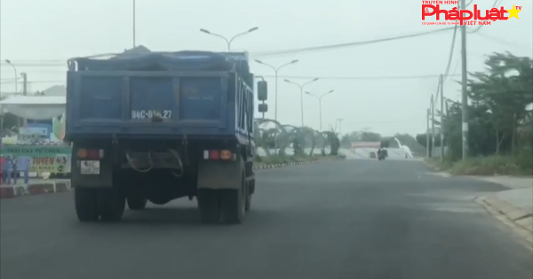 Ngang nhiên khai thác đất đem đi bán